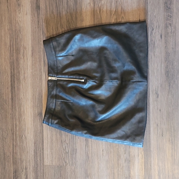 H&M Black Leather Skirt with Metal Detailing - Picture 3 of 5
